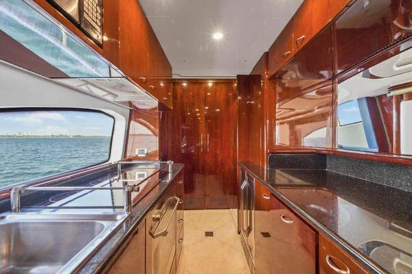 85ft Azimut Del Mar elegant details